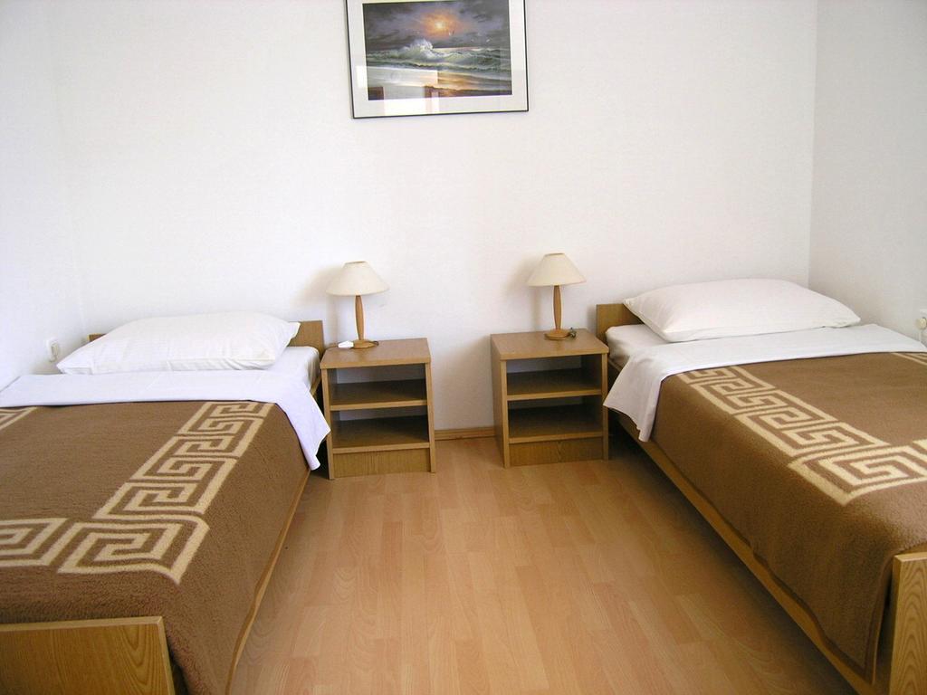 Apartmani Dolencic Krk Town Buitenkant foto